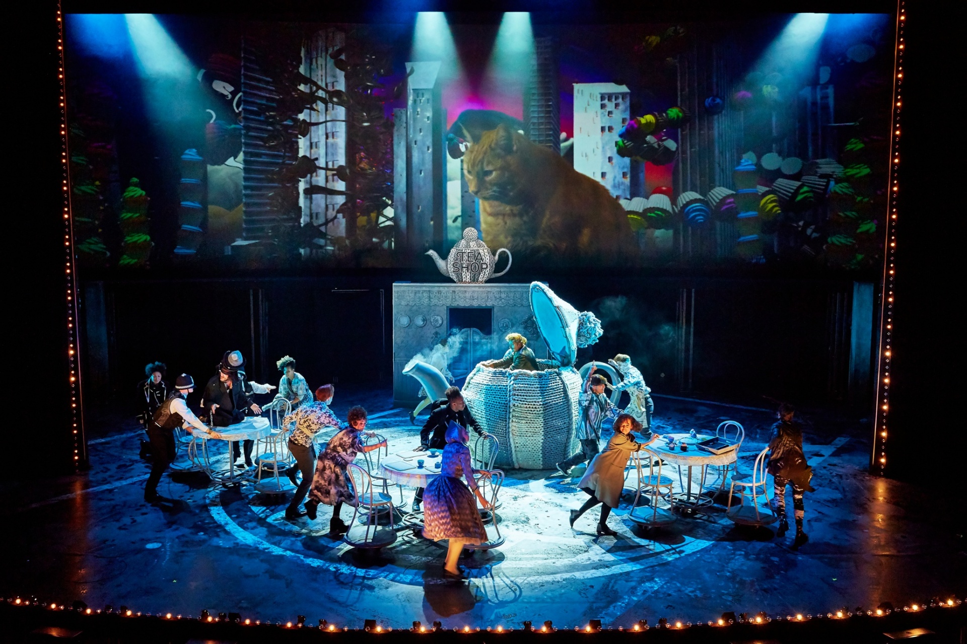 Damon Albarn ha scritto un musical su Alice. Ecco il trailer