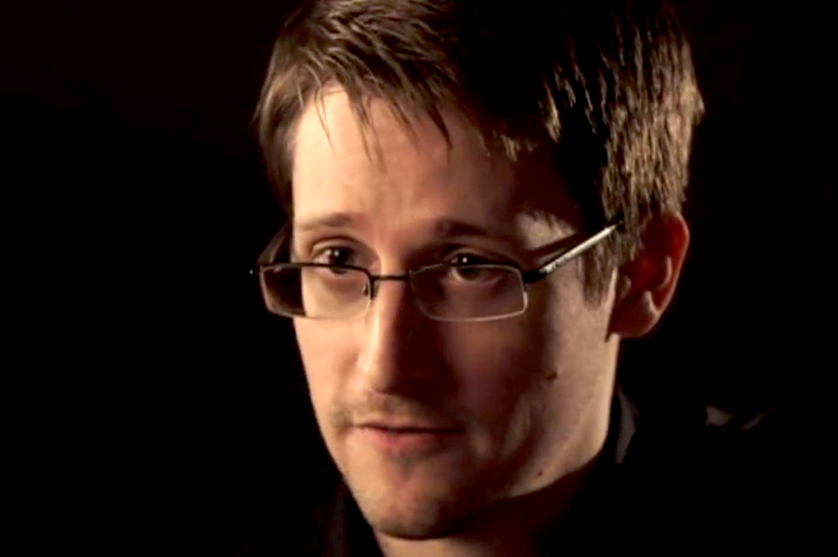 Sei un traditore? E che cos’è un puffo paranoico? L’intervista di Snowden alla Bbc