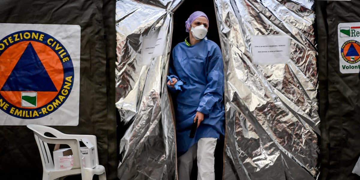 Tensostruttura davanti al Pronto Soccorso dell'Ospedale di Piacenza per far fronte all'emergenza Coronavirus