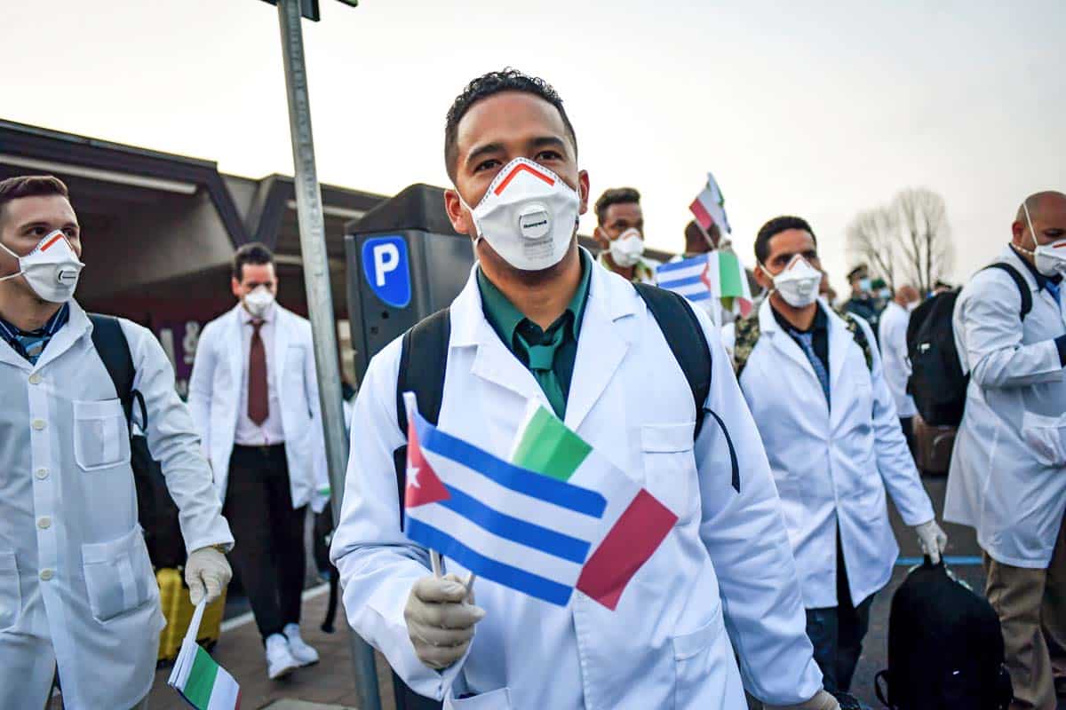 Arrivo dei medici cubani che verranno impiegati nell’ospedale da campo a CremaArrivo dei medici cubani che verranno impiegati nell’ospedale da campo a Crema