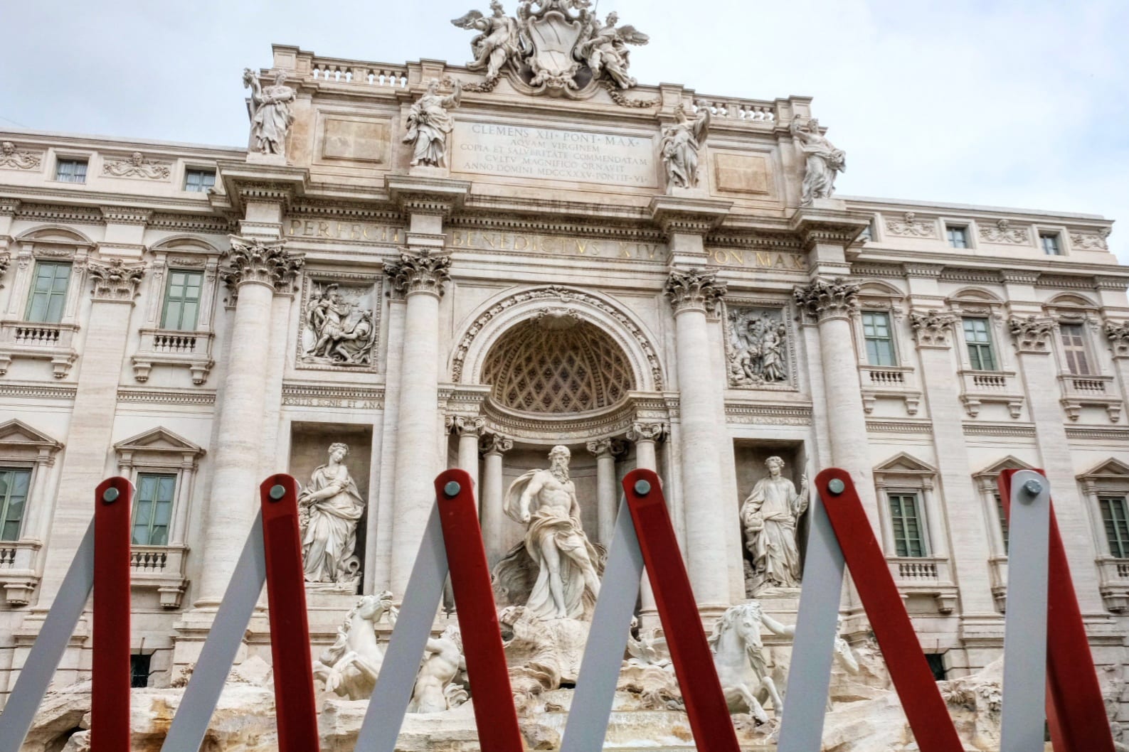Dettaglio di Fontana di Trevi con i dissuasori per l'ingresso© Renato Ferrantini
