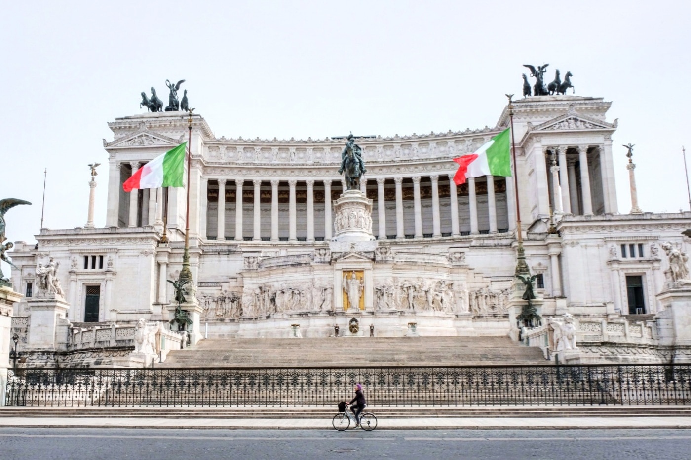 Piazza Venezia e il passaggio di una donna in bici © Renato Ferrantini