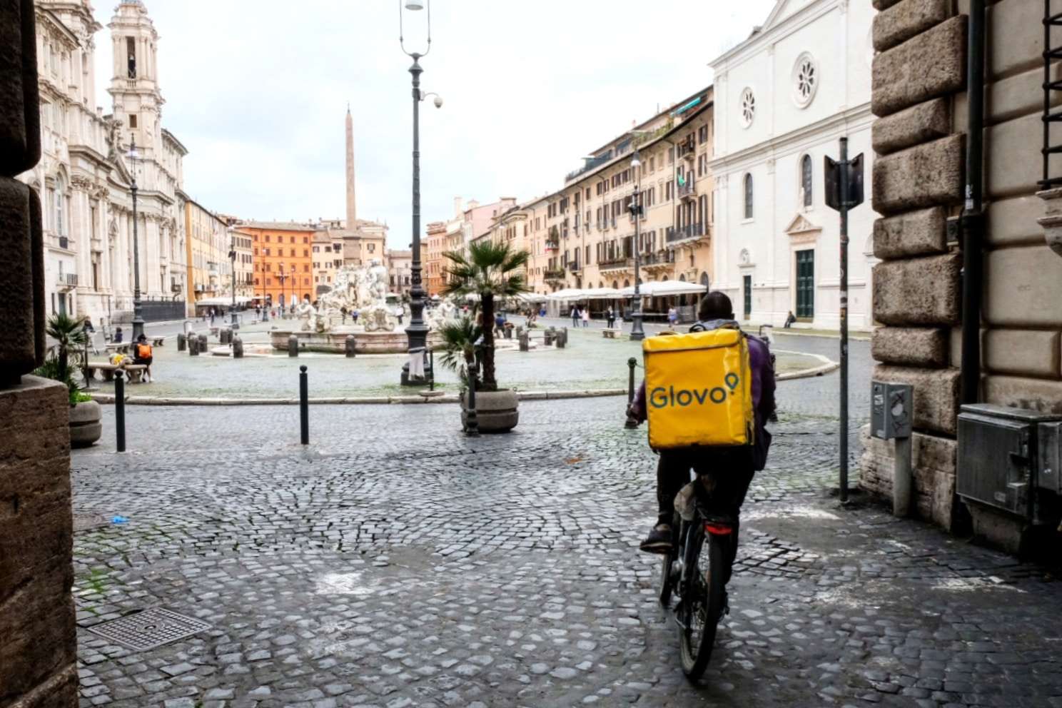 Vista di Piazza di Spagna da via della Cuccagna con un lavoratore © Renato Ferrantini