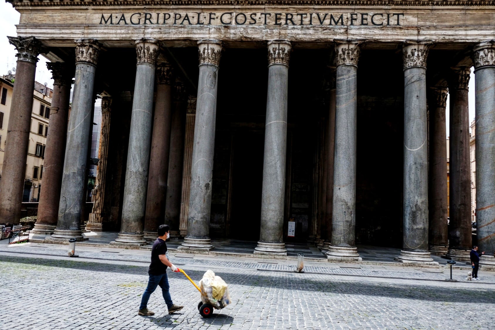 Vista del Pantheon con un lavoratore © Renato Ferrantini