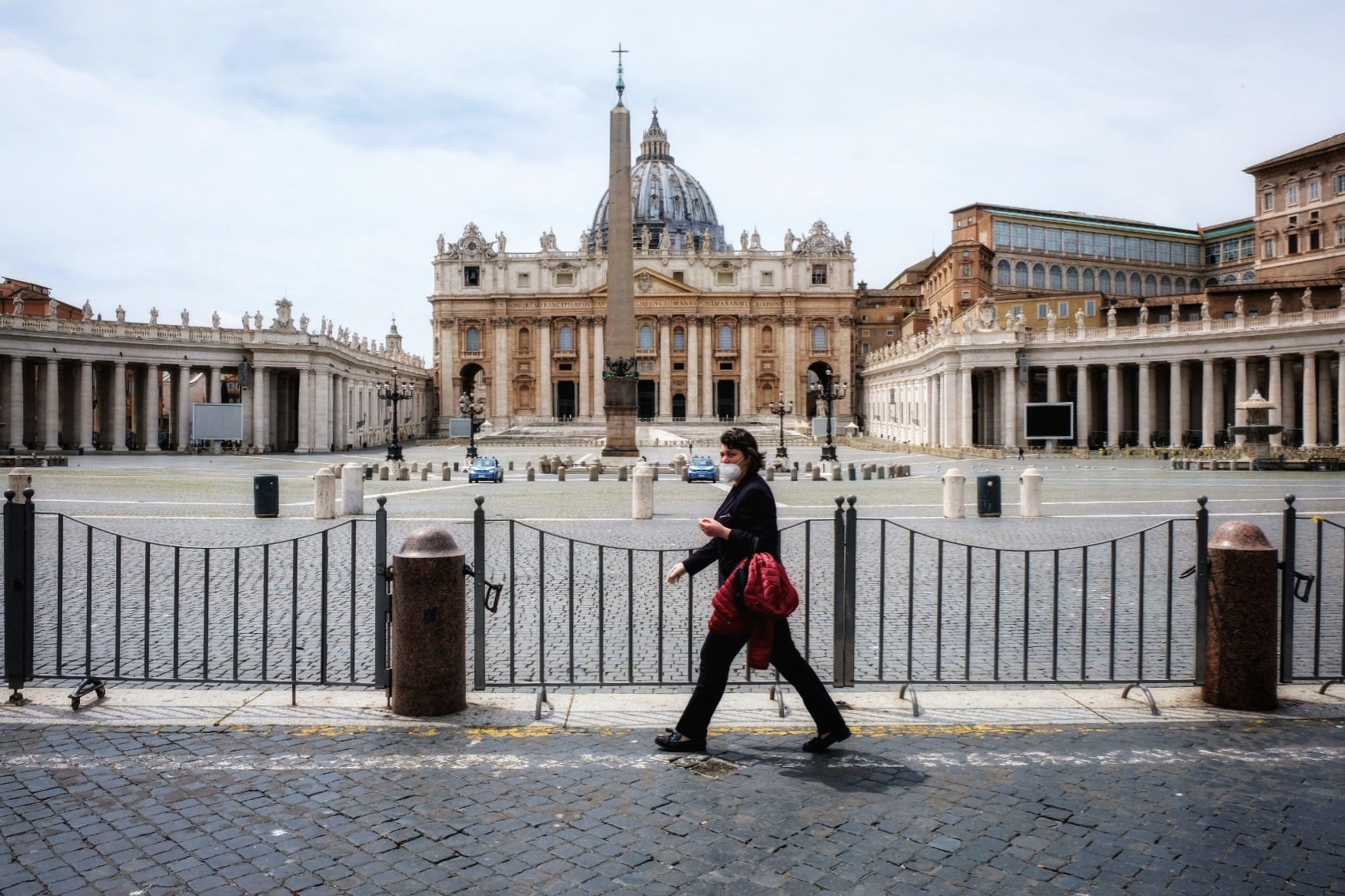 Basilica di San Pietro con passaggio di una donna © Renato Ferrantini