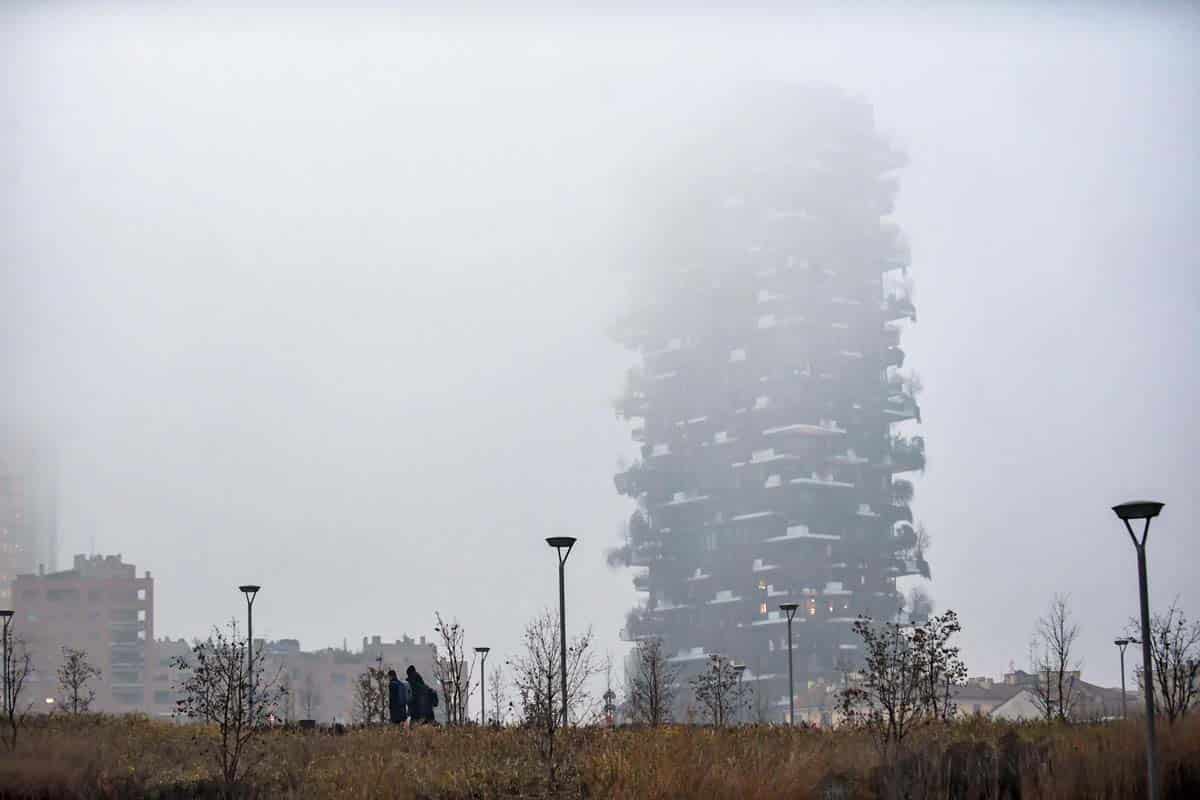 Milano, nebbia nel quartiere di Porta Nuova