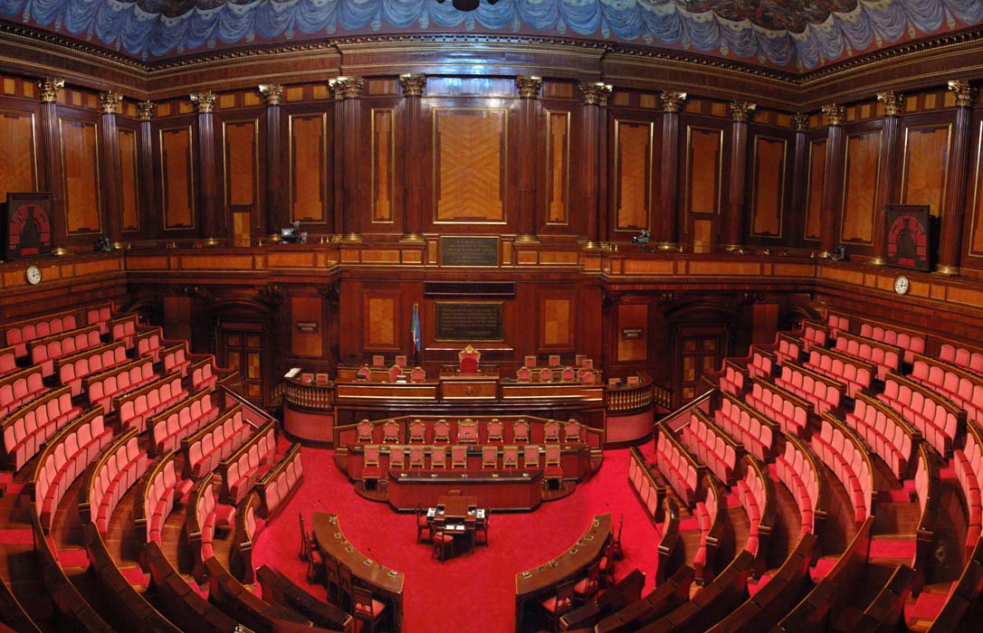 parlamento-vuoto-002