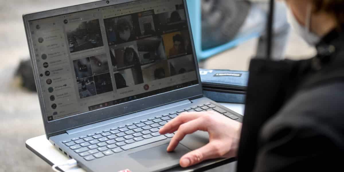 Covid, Lezioni nel cortile del Liceo Bottoni per protestare la didattica a distanza