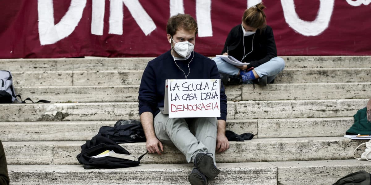 Roma, studenti manifestano davanti al ministero della pubblica istruzione per chiedere lezioni in presenza