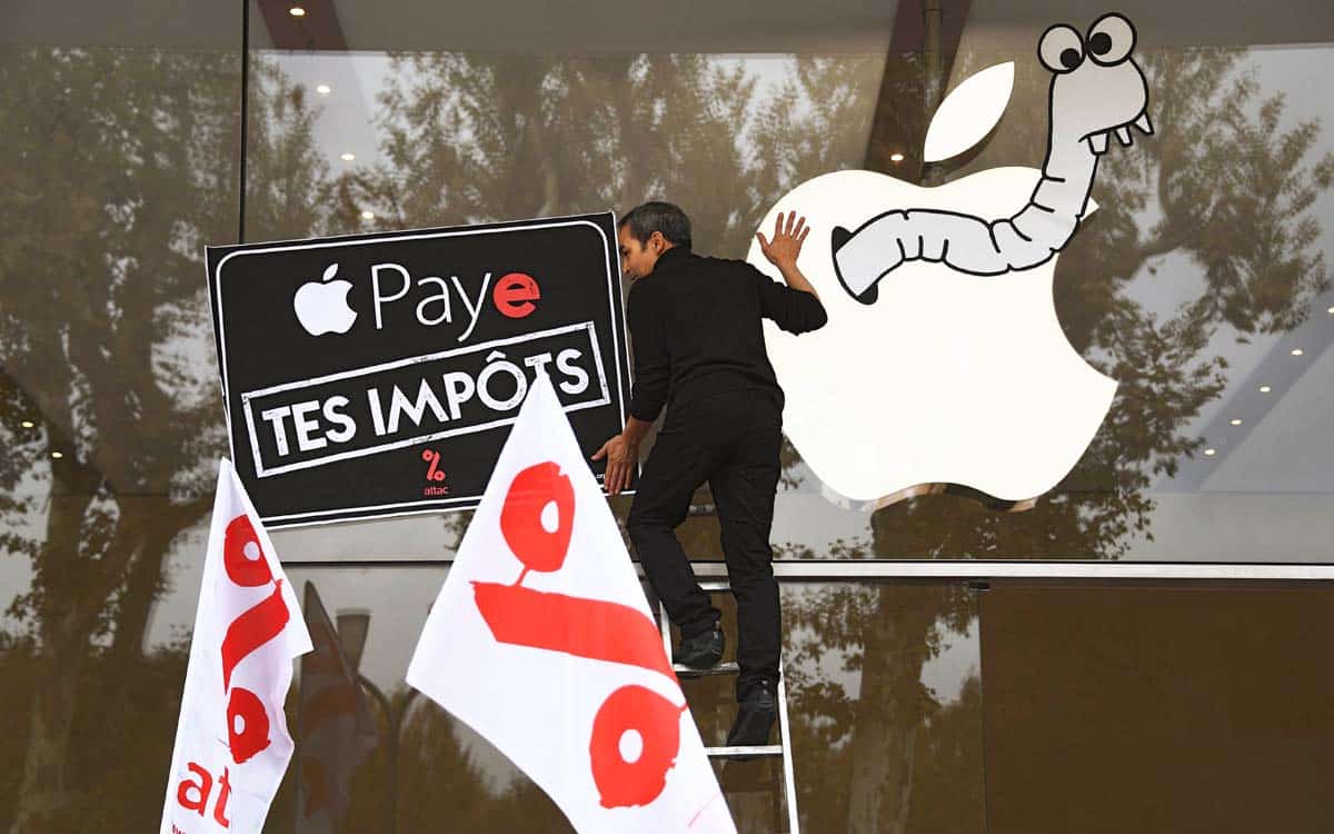 FRANCE-TECH-APPLE-SMARTPHONE-DEMO