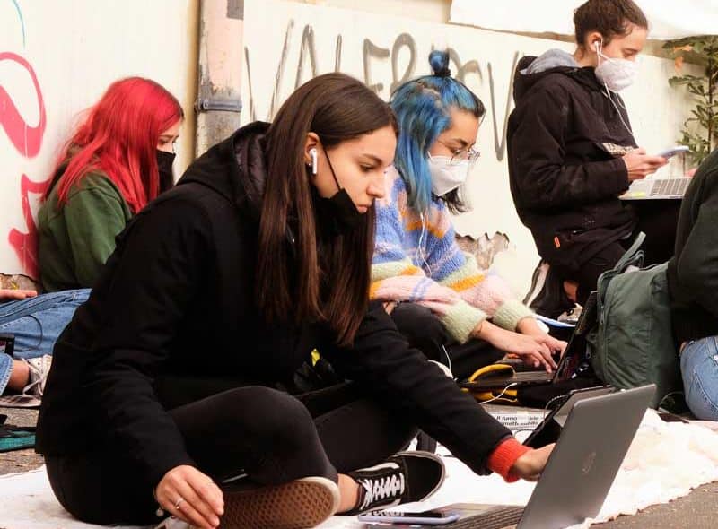 Roma, studenti manifestano davanti alla scuola elementare Giuseppe Parini per scuola in presenza