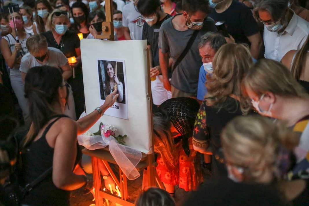 Monteveglio, fiaccolata in memoria di Chiara Gualzetti uccisa da un suo coetaneo