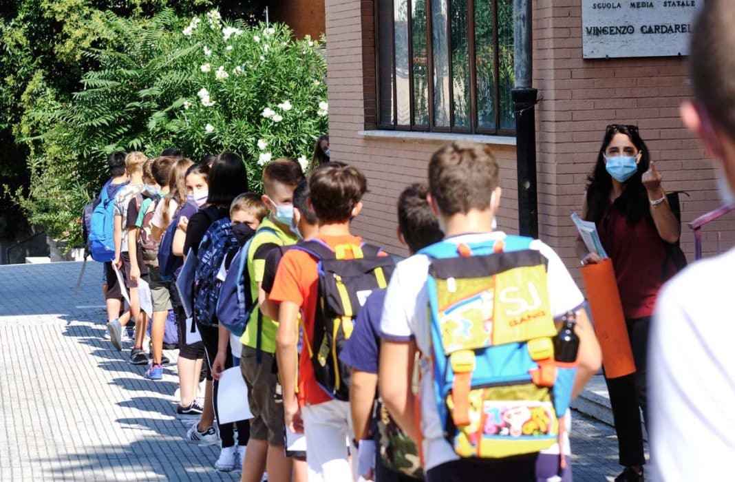 Roma, primo giorno di scuola dopo il Covid 19