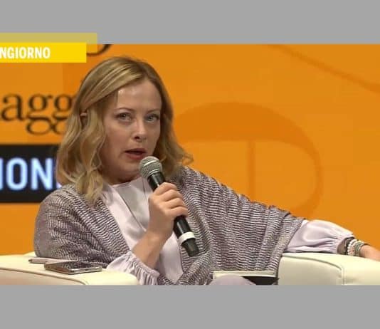 Meloni, il sasso, la mano, il premierato