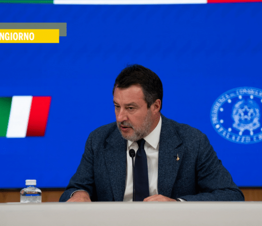 Al camionista la sedia, al ragazzino la cella